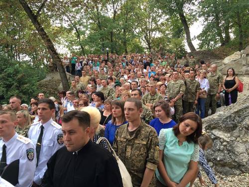 У Зарваниці на Тернопільщині триває VIII Всеукраїнське військове паломництво.(ФОТО) У Зарваниці на Тернопільщині триває VIII Всеукраїнське військове паломництво.(ФОТО)